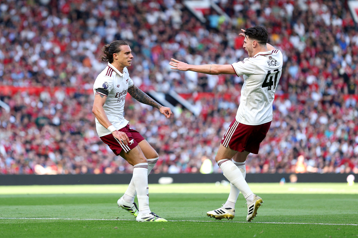 MANCHESTER, ENGLAND - AUGUST 17: Riccardo Calafiori of Arsenal celebrates scoring his team's first goal with teammate Declan Rice during the Premier League match between Manchester United and Arsenal at Old Trafford on August 17, 2025 in Manchester, England. (Photo by Michael Regan/Getty Images)