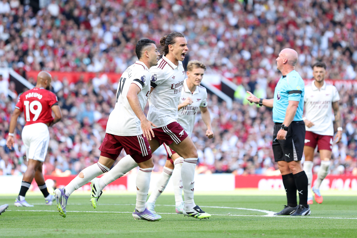 MANCHESTER, ENGLAND - AUGUST 17: Riccardo Calafiori of Arsenal celebrates scoring his team's first goal with teammate Gabriel Martinelli during the Premier League match between Manchester United and Arsenal at Old Trafford on August 17, 2025 in Manchester, England. (Photo by Michael Regan/Getty Images)