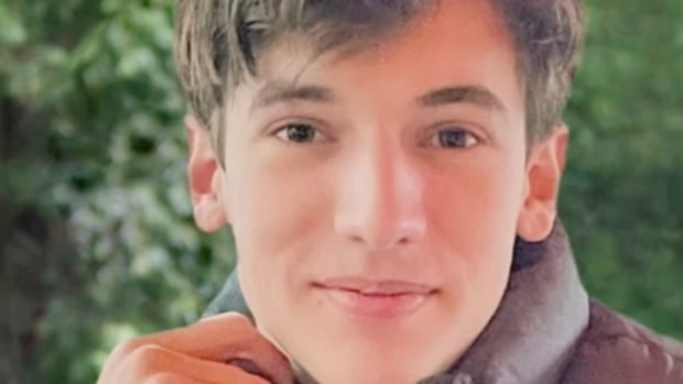 Ontario couple whose teenage son died after 8-hour wait in ER calls for law reform