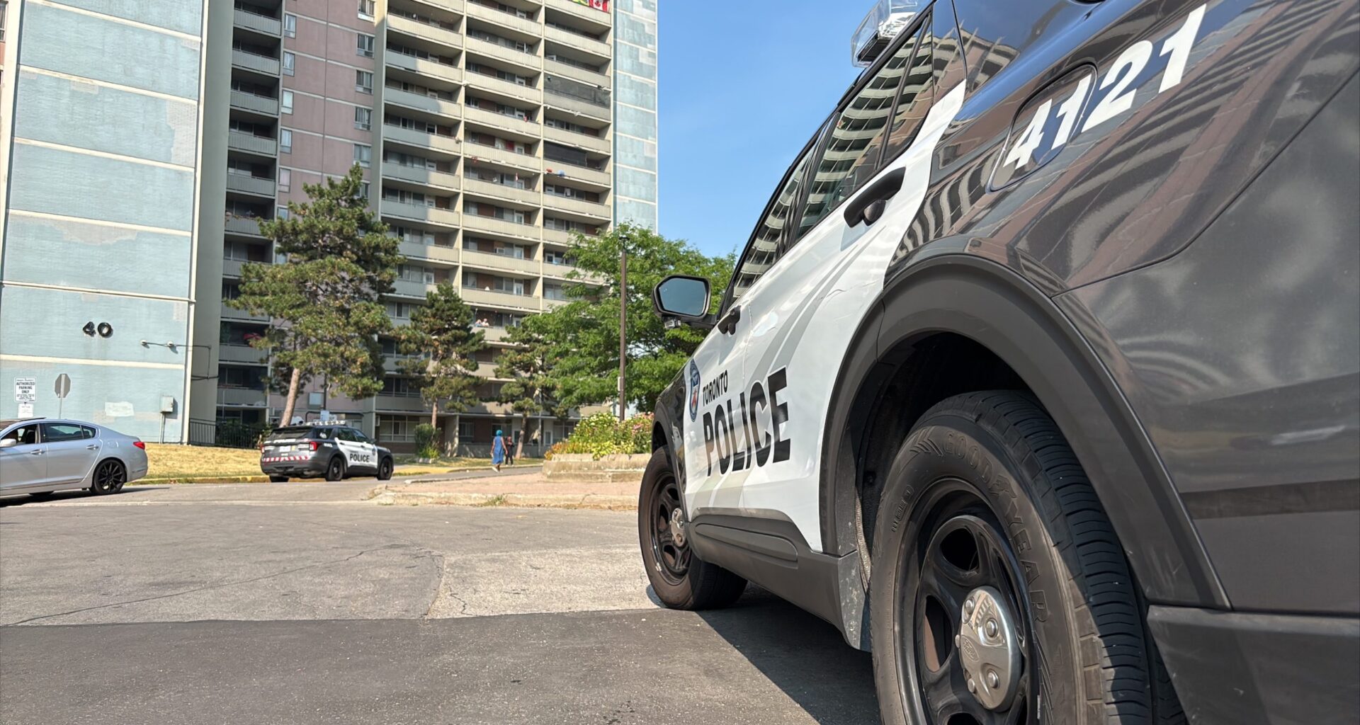 Toronto police on scene of shooting in Scarborough apartment building, 1 male victim