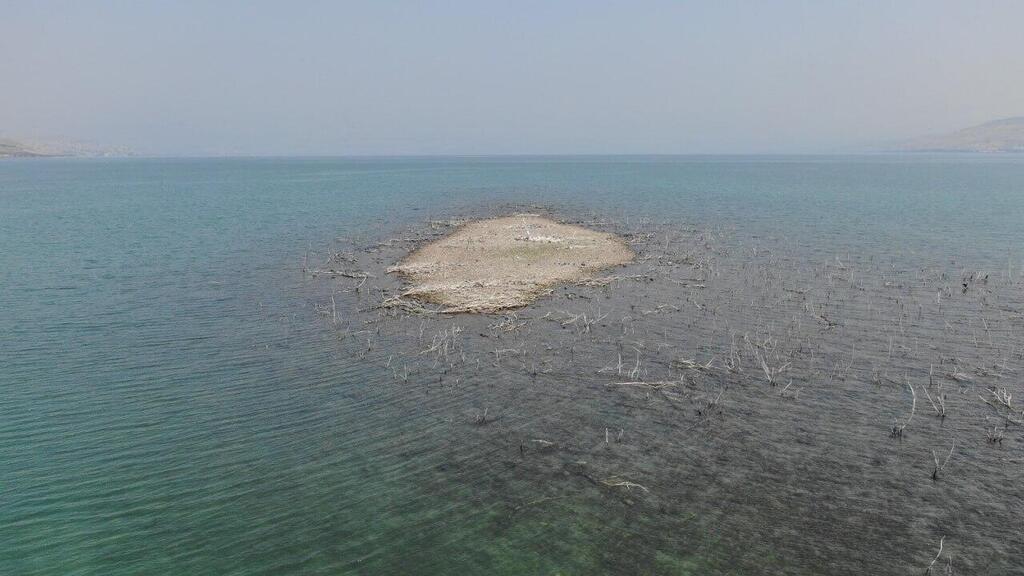 האי המשיך לגדול באוגוסט כתוצאה מירידת המפלס
