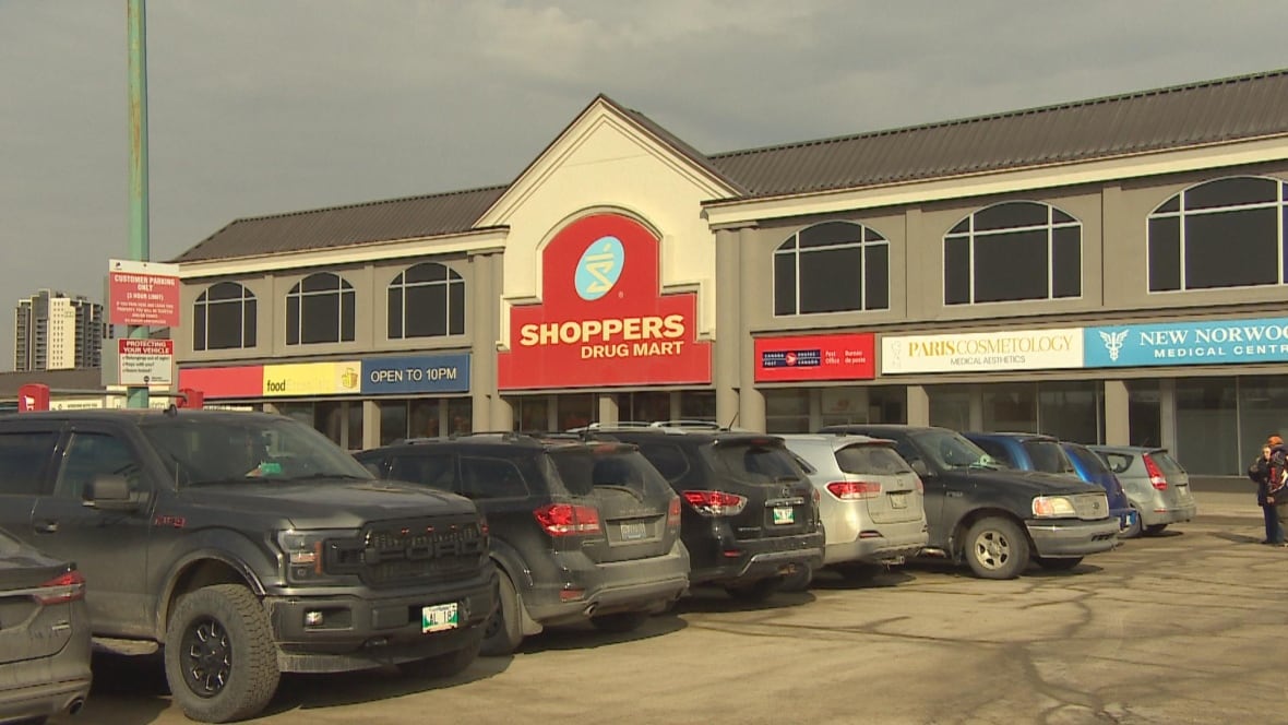 Cars are parked in a parking lot 