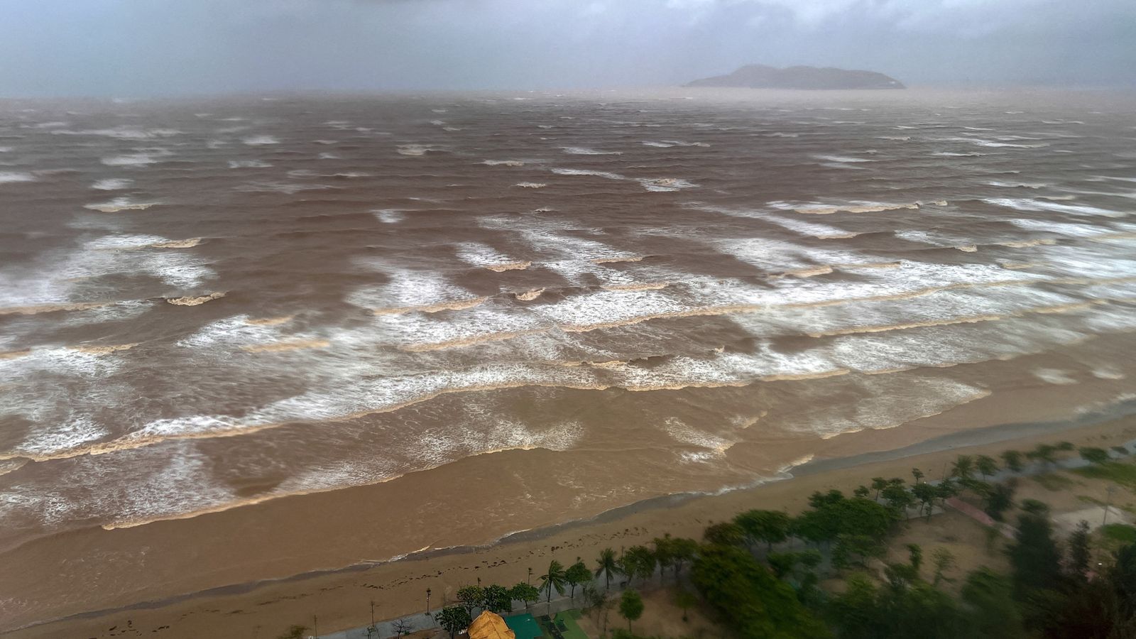 Typhoon Kajiki approaches Cua Lo beach, Vietnam. Pic: Reuters