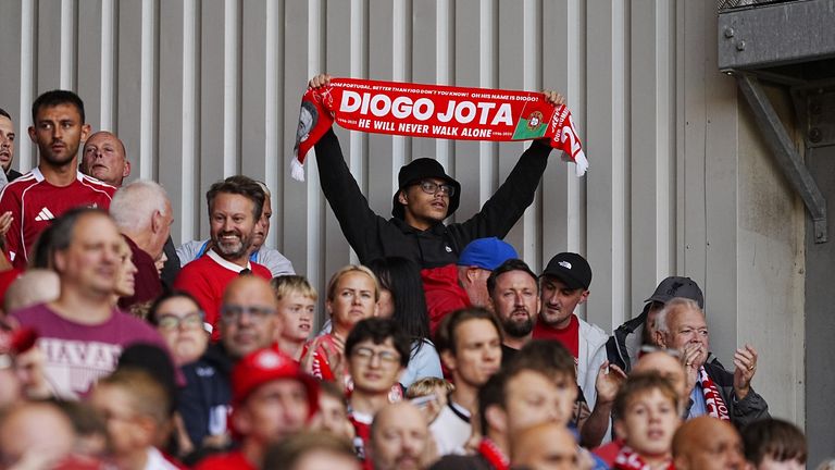 Supporters in Anfield rose to their feet in the 20th minute to honour Diogo Jota in the first home game since his passing