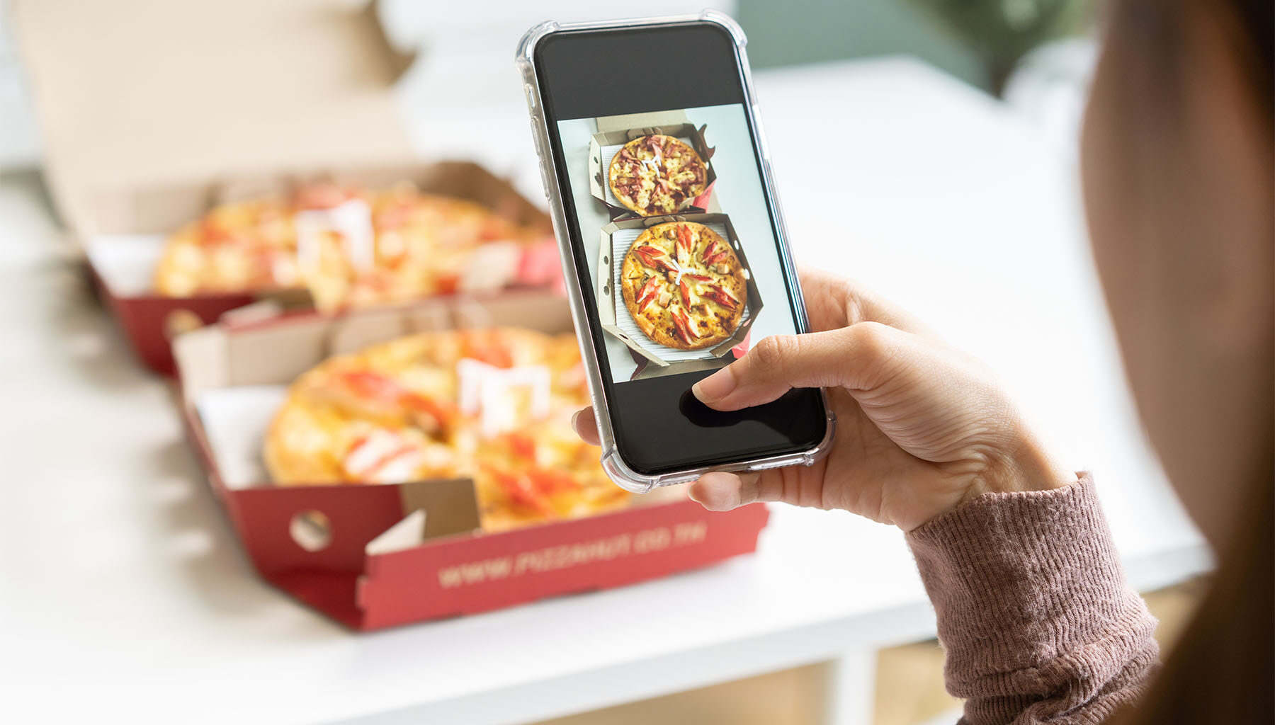 Junk food is flooding young people’s social feeds - Cancer Research UK