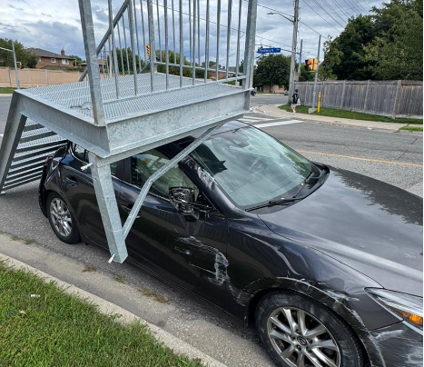 Woman charged with careless driving after dragging staircase on roof of vehicle in Mississauga