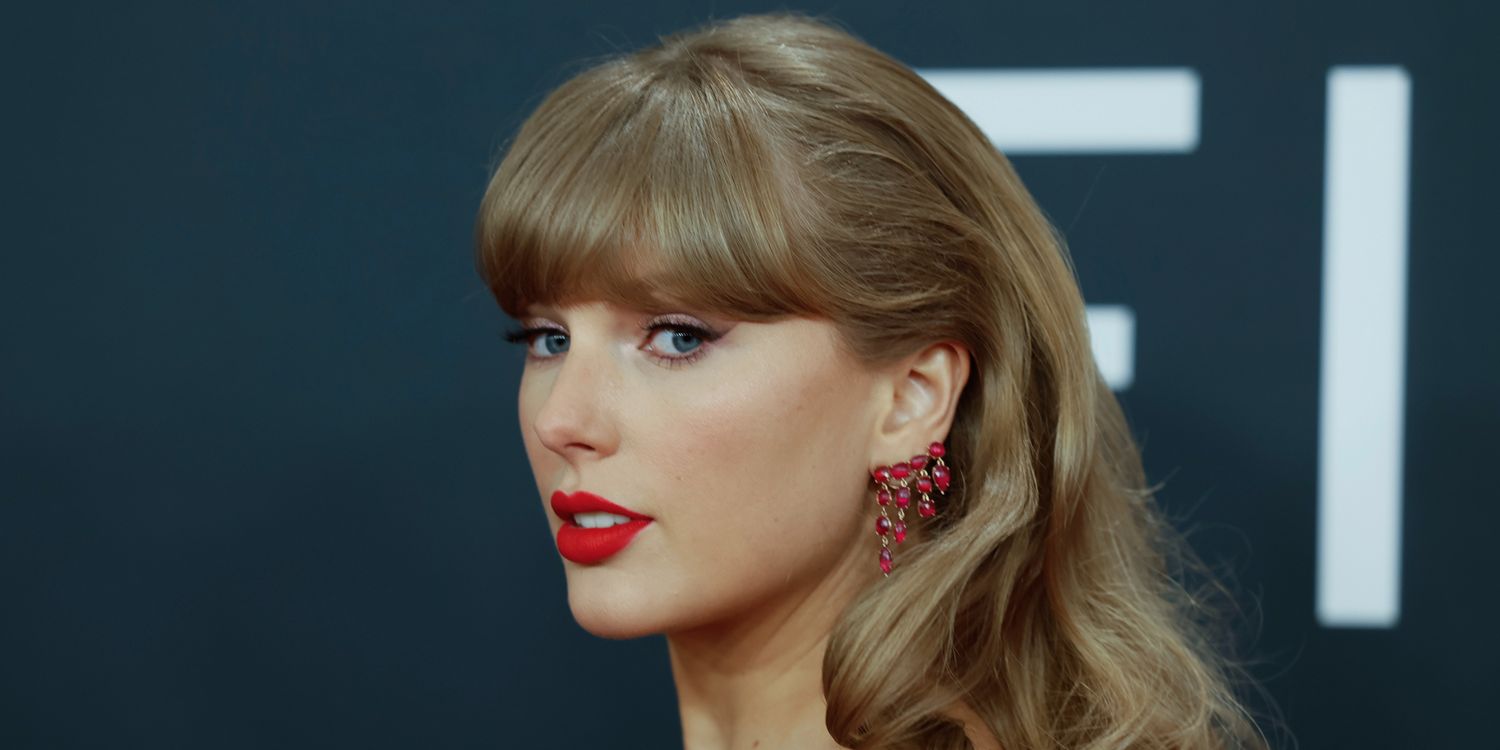 Taylor Swift Shows Off Metallic Green Manicure With Engagement Ring