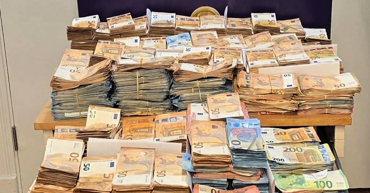 Three men arrested and almost €1.3m in cash seized in south Dublin
