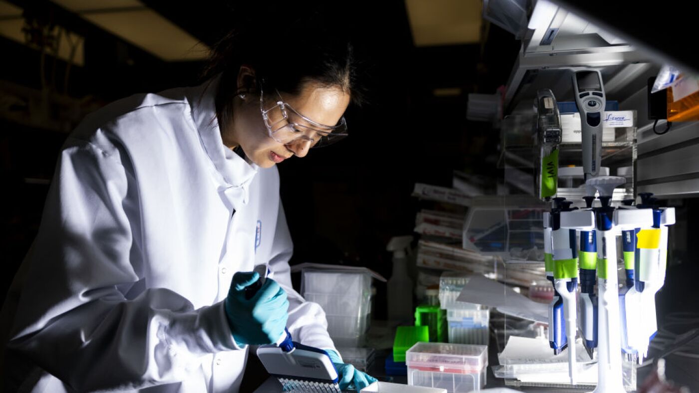 Public health experts dismayed by RFK Jr.'s defunding of mRNA vaccine research : Shots