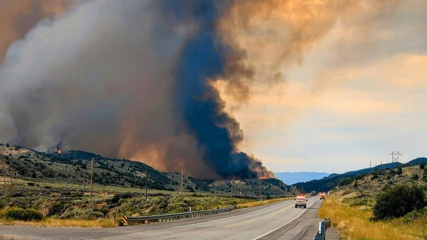 Colorado wildfires burn more than 120,000 acres as firefighters await better weather : NPR