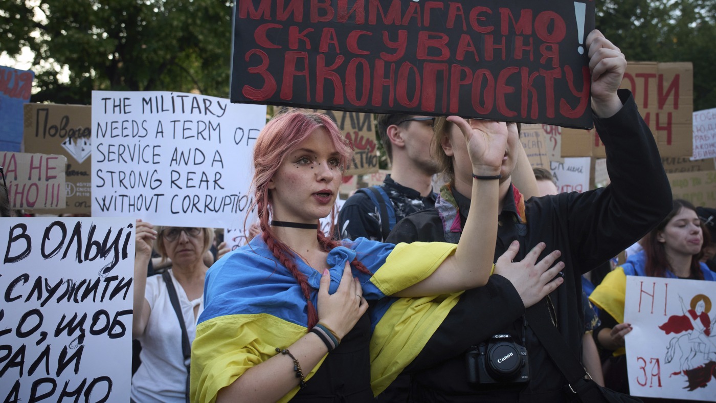 Ukraine approves law restoring independence of anti-graft watchdogs following backlash : NPR