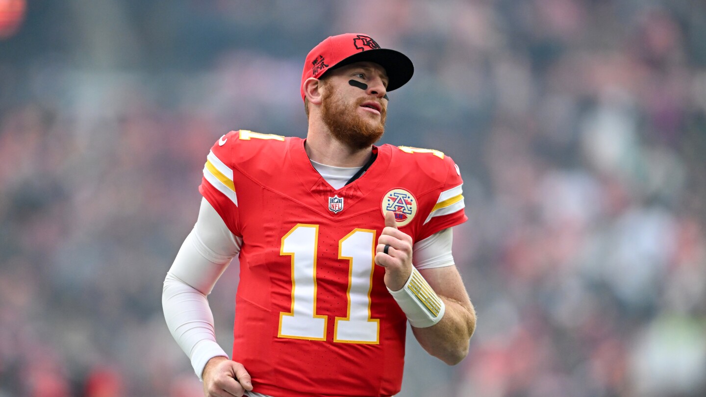 Vikings trade Sam Howell to Eagles, sign Carson Wentz