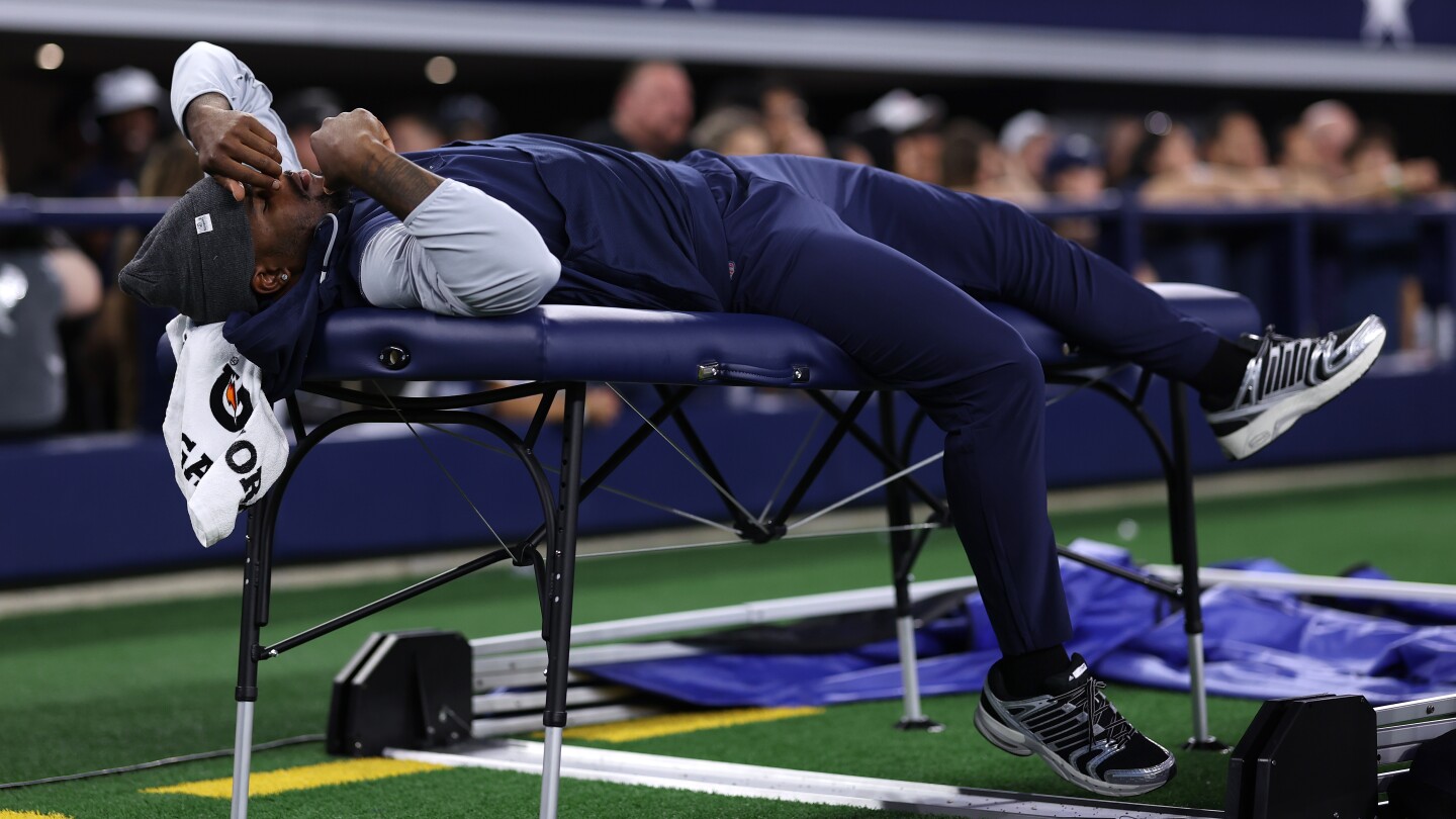 Micah Parsons sends a message on sideline of Cowboys' preseason game