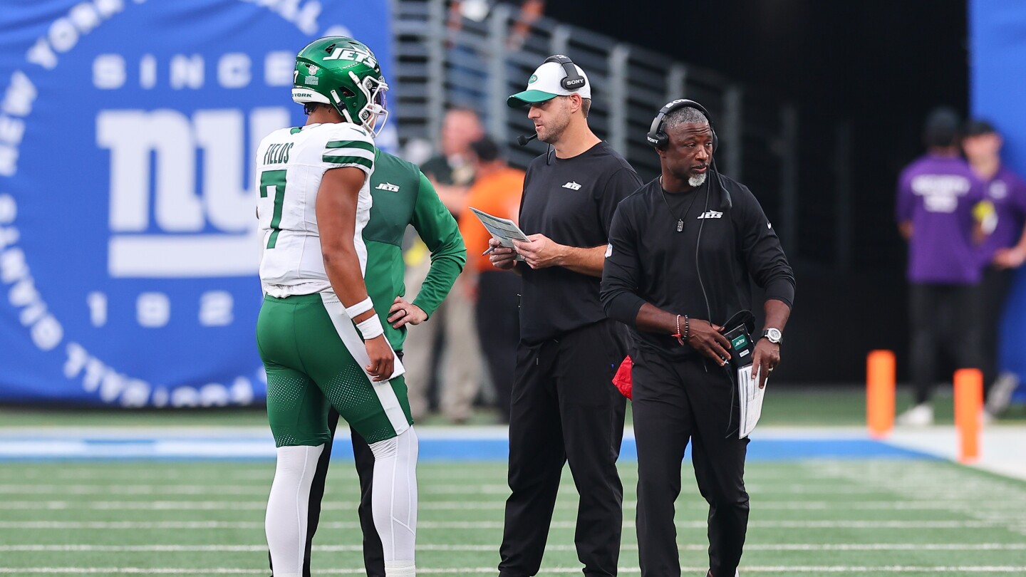 Aaron Glenn bothered and amused by outside noise about the Jets' passing offense