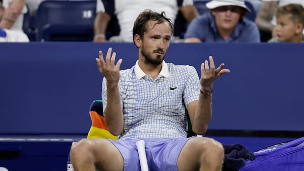 What the heck just happened at the U.S. Open? Mayhem in the crowd as Medvedev melts down