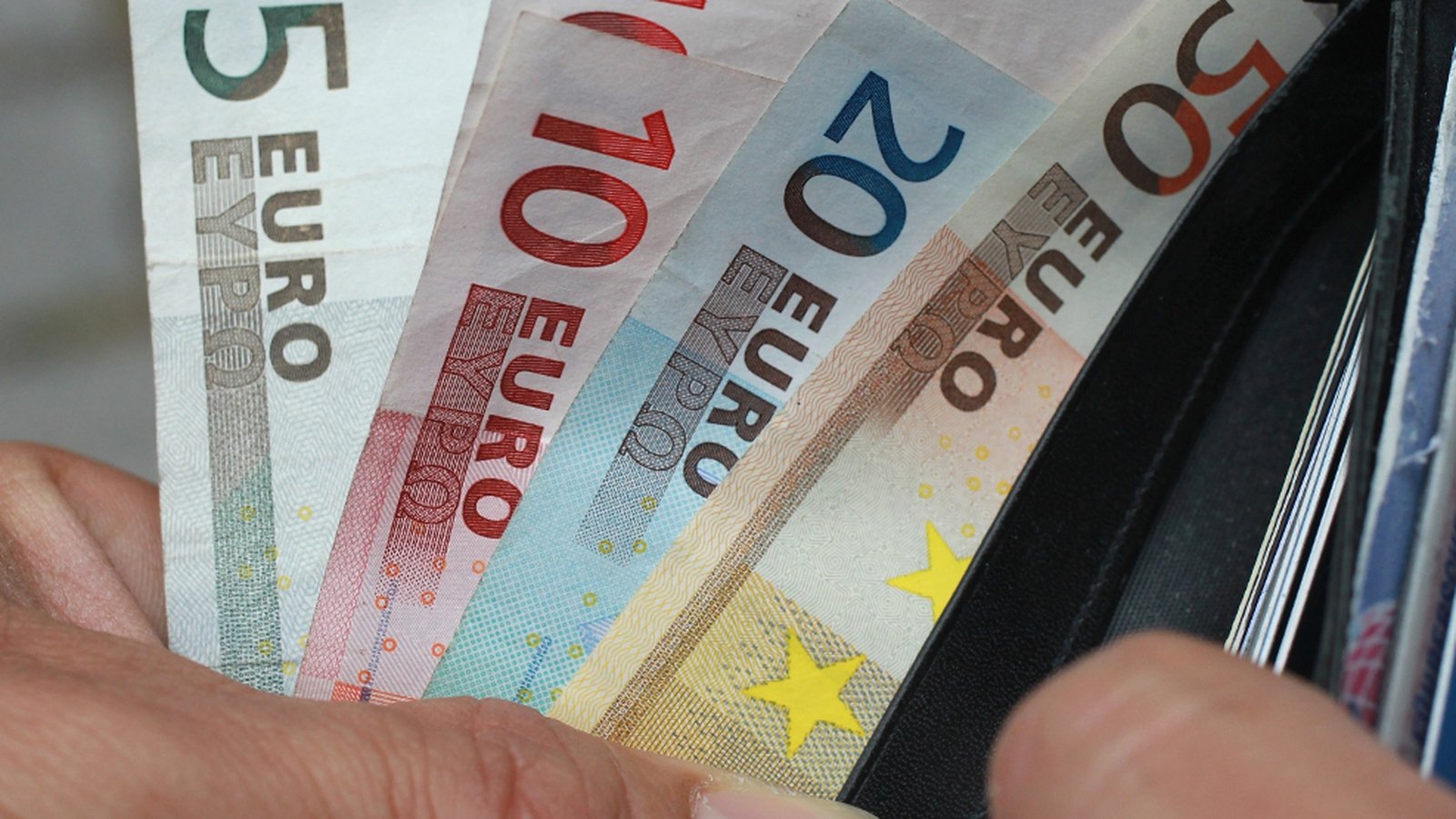 New campaign warns students of money mule recruiters