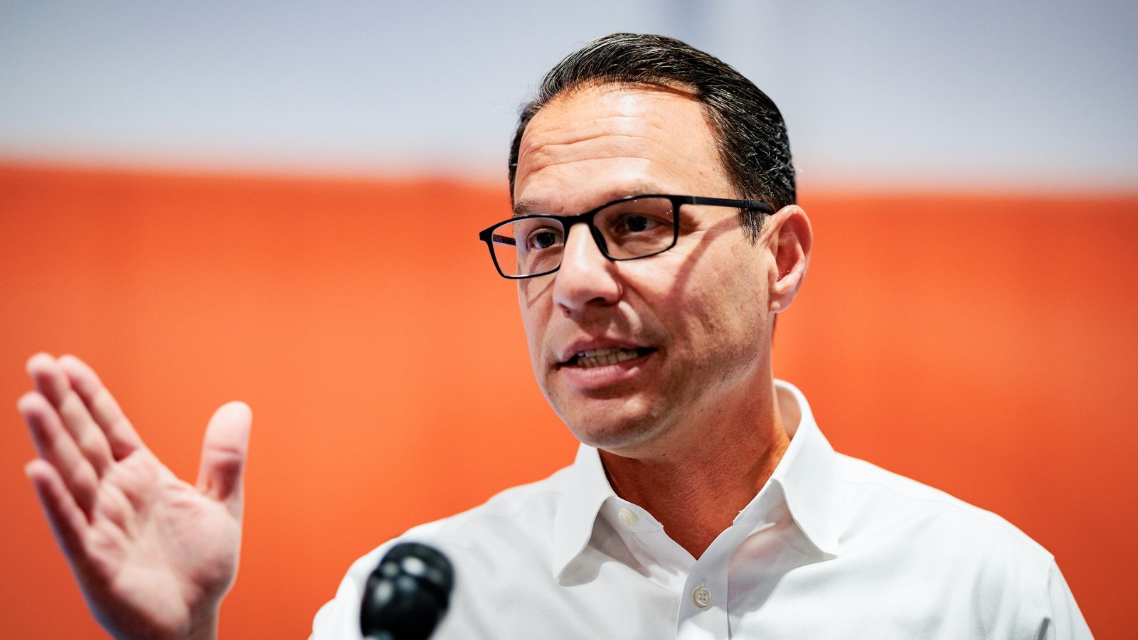 Gunman kills three police officers and injures two in US