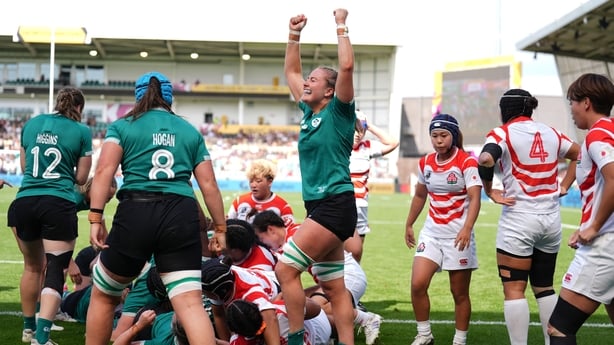 Ireland's Fiona Tuite (centre) celebrates 