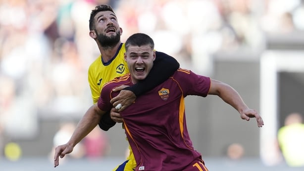 Roberto Gagliardini of Hellas Verona and Evan Ferguson of AS Roma battle for the ball during the Serie A match between AS Roma and Hellas Verona FC at Olimpico on September 28, 2025 in Roma, Italy.