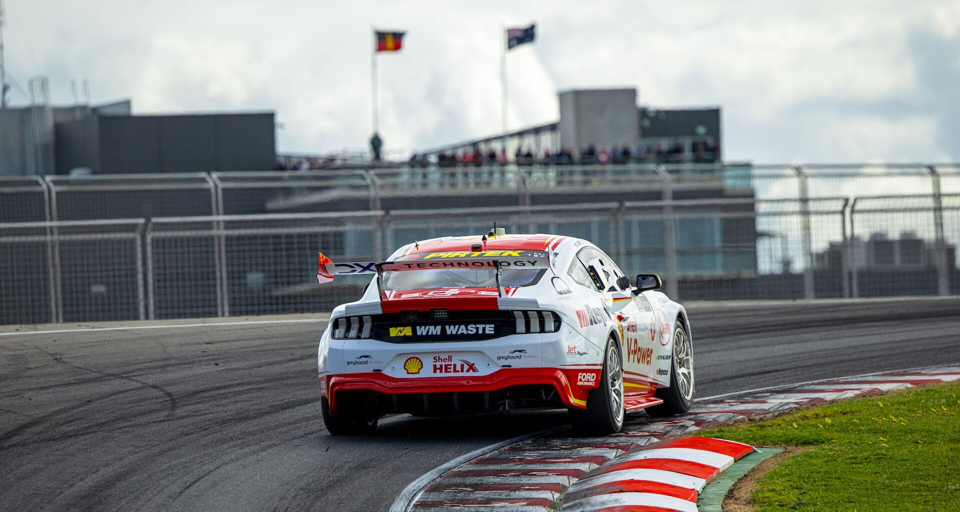 Kostecki hunts Mostert, fuel issue smashes Feeney/Whincup - Repco Supercars Championship