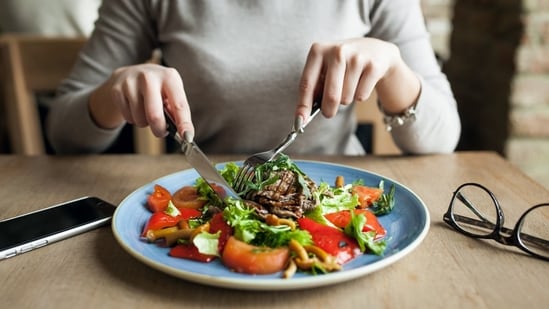 The impact of fasting on human lifespan and its potential to slow down aging is still being researched, but, according to Jessie Inchauspe, here's what we know. (Freepik)