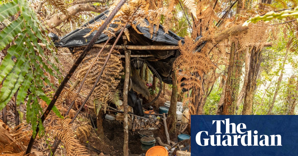 Discovery of new campsite shows fugitive Tom Phillips had ‘outside help,’ NZ police say | New Zealand