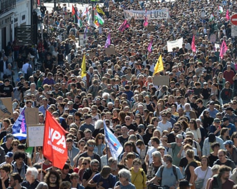 A large crowd lining a street in Nantes