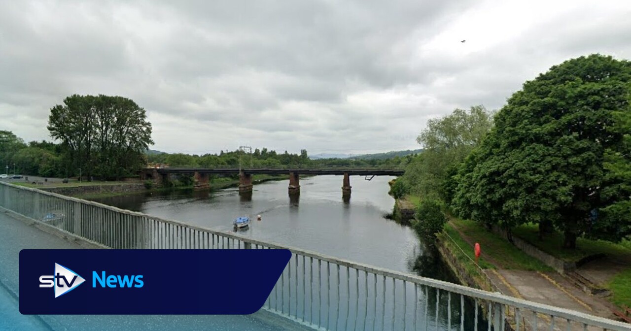 Body recovered from River Leven in Dumbarton after woman spotted entering water