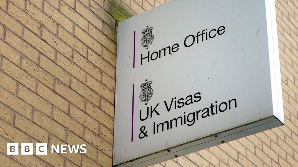 First arrivals in UK under 'one in one out' deal