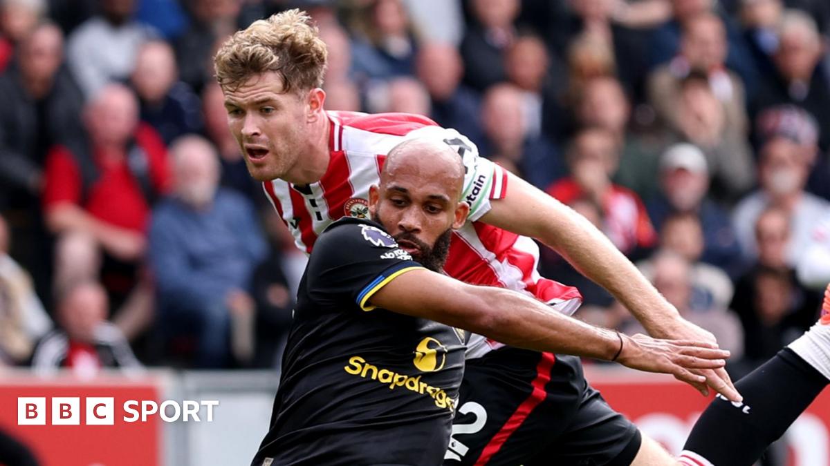 Tony Jacklin lifts the Ryder Cup in 1975