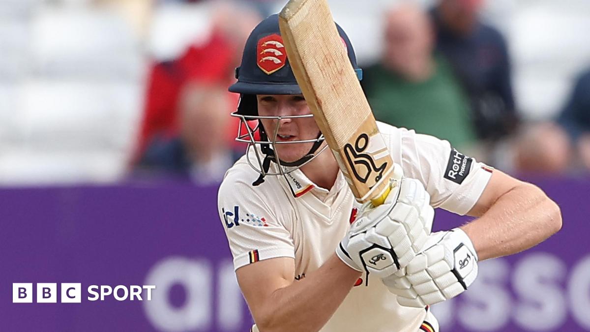 Tony Jacklin lifts the Ryder Cup in 1975