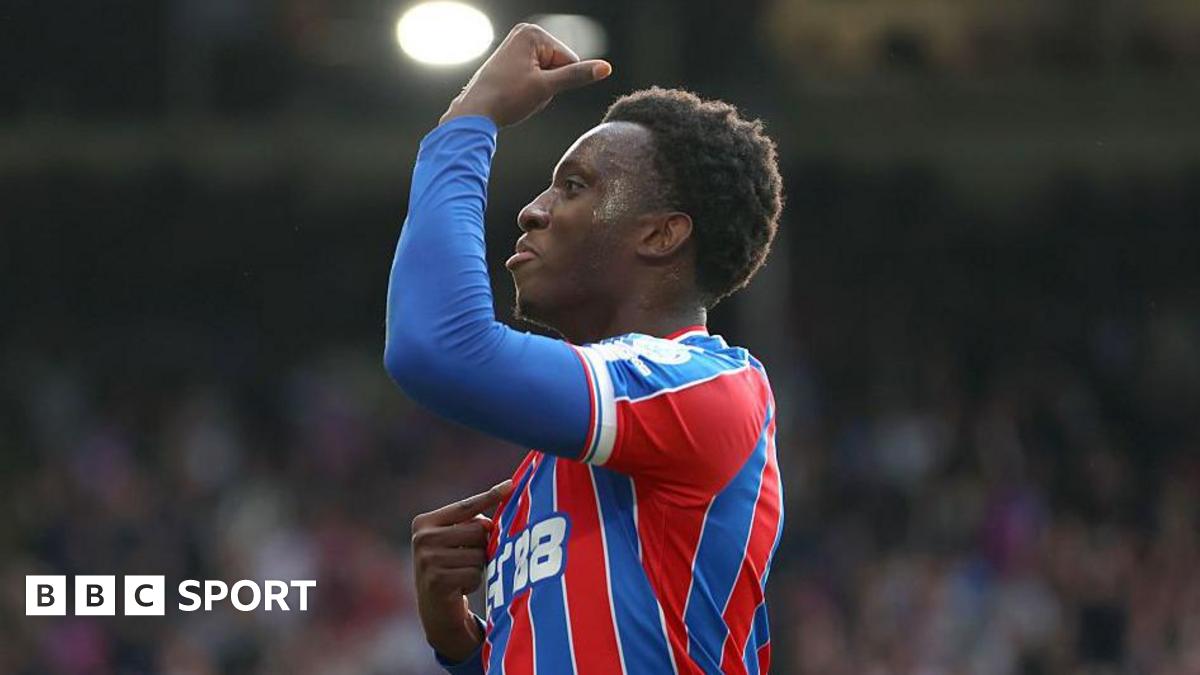 Tony Jacklin lifts the Ryder Cup in 1975