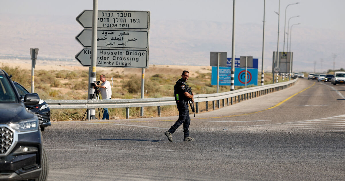 Two Israelis killed in attack at Jordan border crossing