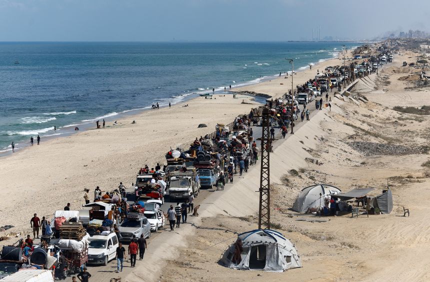 Displaced people fleeing northern Gaza on September 23.