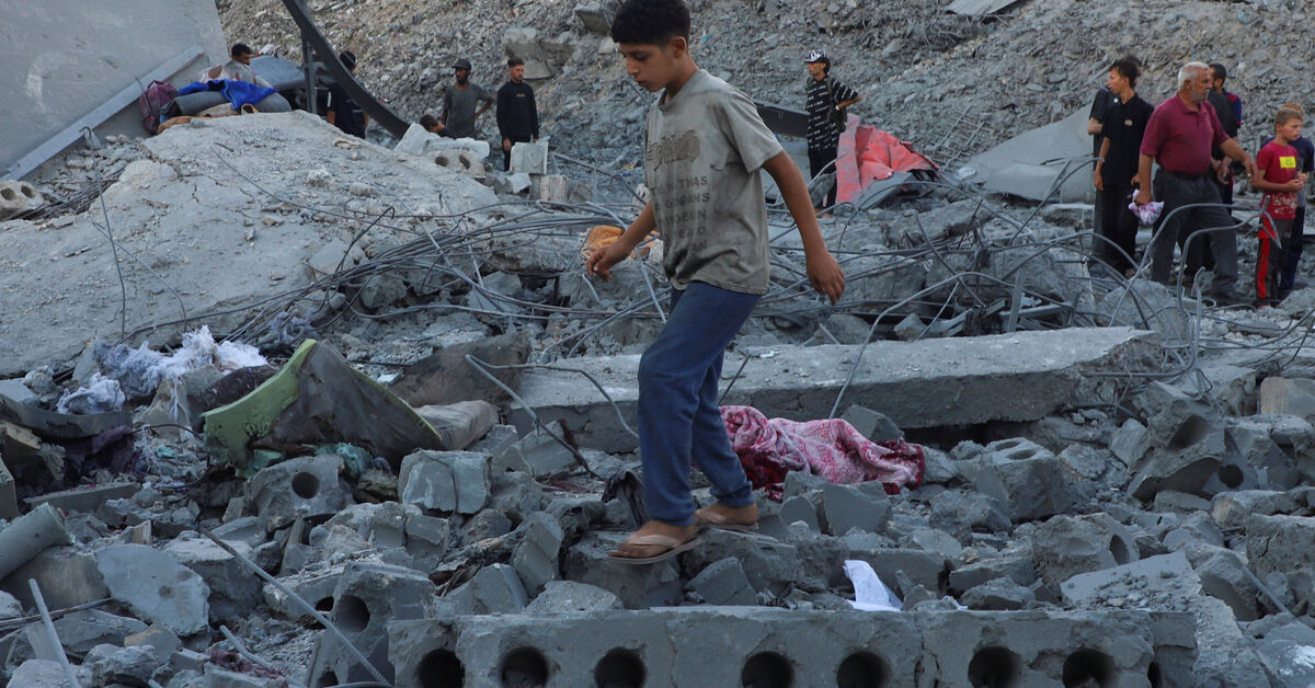 Israeli tanks push deeper into Gaza City as Trump talks peace