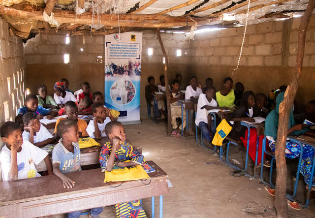Kids take part in a class organized by the IRC and its partner Azhar in Gao, Mali. 