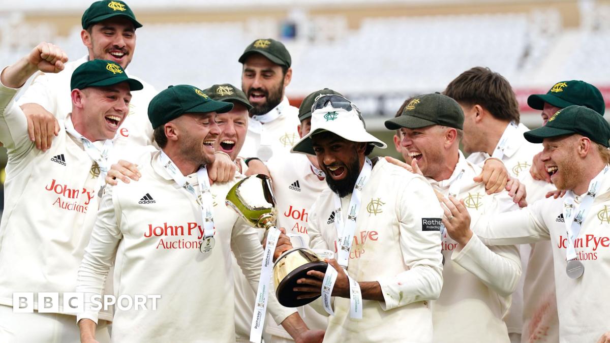 Tony Jacklin lifts the Ryder Cup in 1975