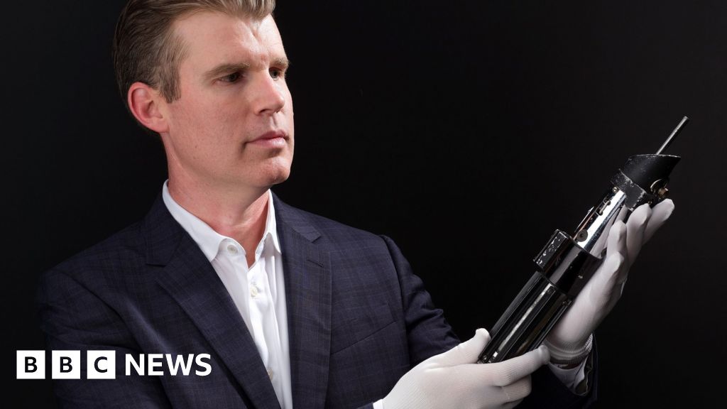 Darth Vader's lightsaber sells for £2.7m at LA auction