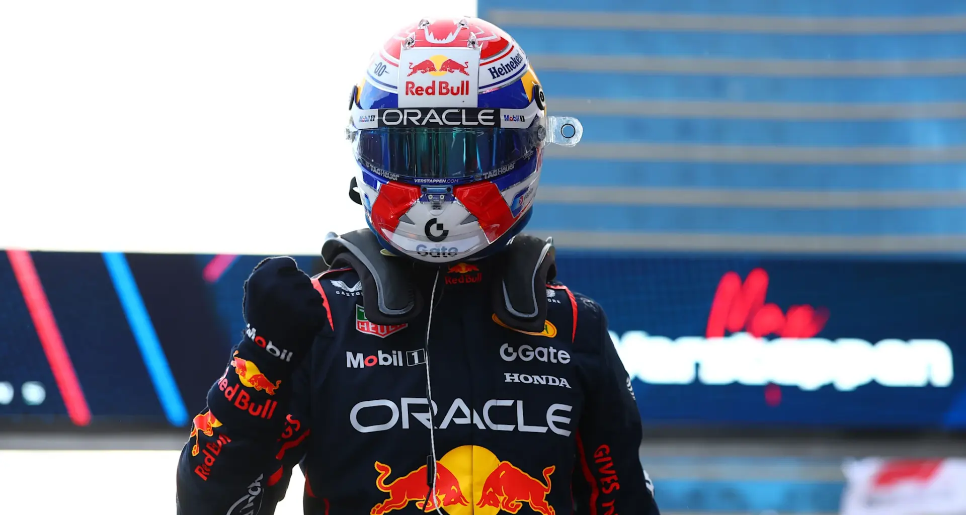 BAKU, AZERBAIJAN - SEPTEMBER 19: Fans take photos as Liam Lawson of New Zealand driving the (30)