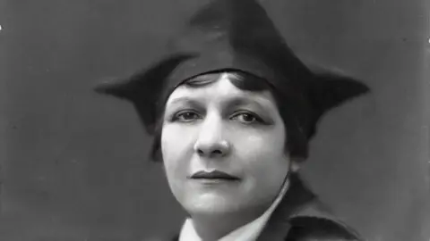 Pitt Rivers Museum Mākereti Papakura in a black and white archive image. She is wearing an oddly shaped black hat.