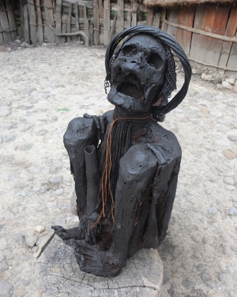 A modern hyper-flexed, smoke-dried mummy of the Dani people, kept in Jayawijaya, Indonesia, which closely resembles many pre-Neolithic burials documented in southern China and Southeast Asia.