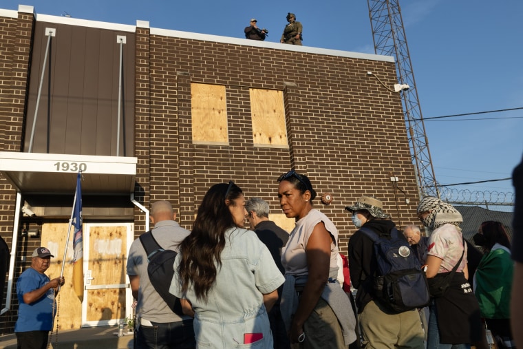 Image: Protesters Denounce ICE Outside Chicago-Area Facility