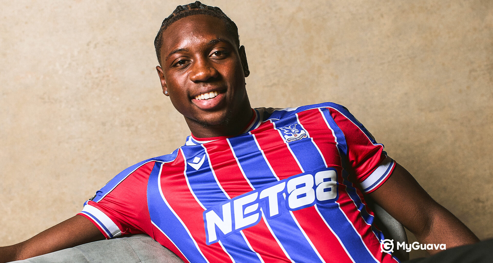 Jaydee Canvot Signs!