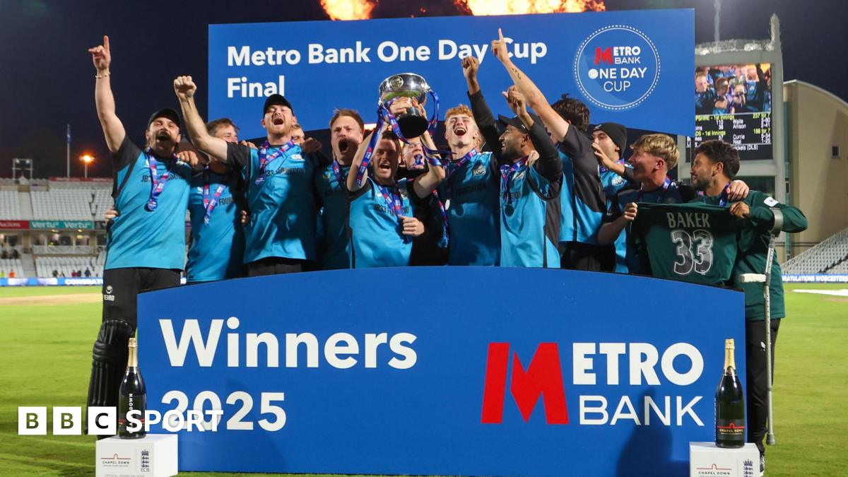 Worcestershire receive the trophy at Trent Bridge