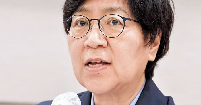 Health Minister Proposes Regional Doctor System, Keeps Medical School Quota Increase Open - 조선일보