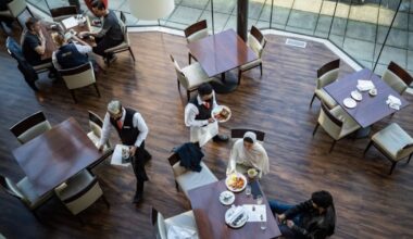 Canadians dine out less, look for value: report