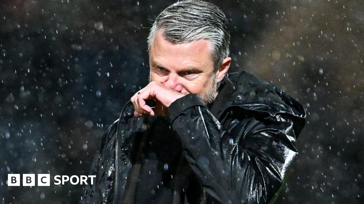 Tony Jacklin lifts the Ryder Cup in 1975