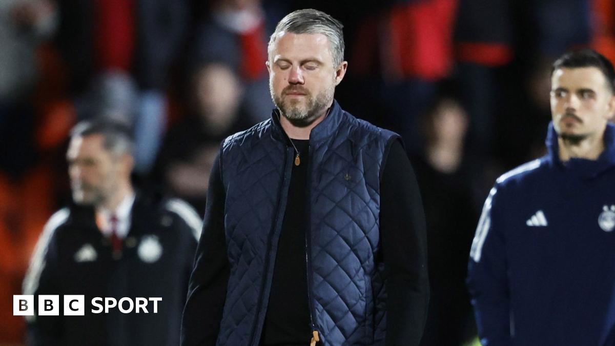 Sam Allardyce gives a thumbs-up