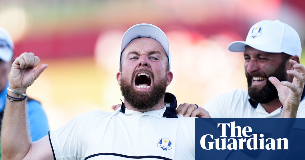 Lowry sinks putt that retains Ryder Cup for Europe as they hold off US comeback | Ryder Cup 2025