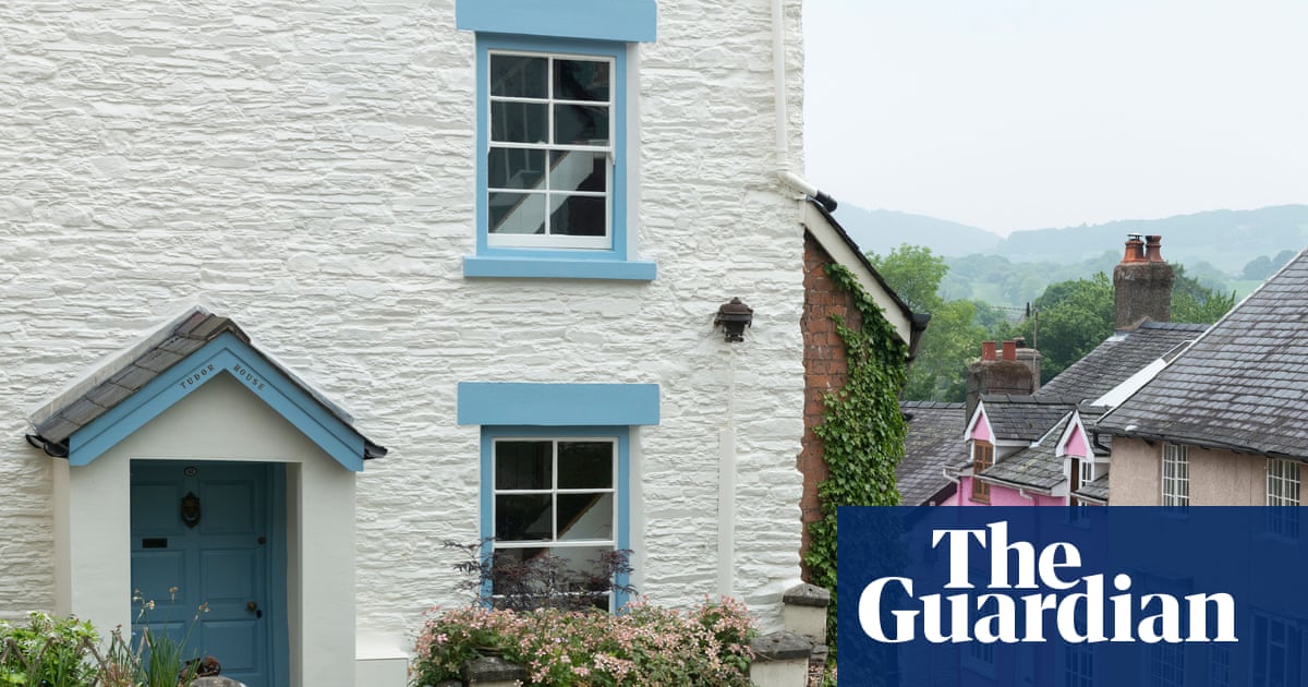 Average UK house price rises to record £299,331, says Halifax | Housing market